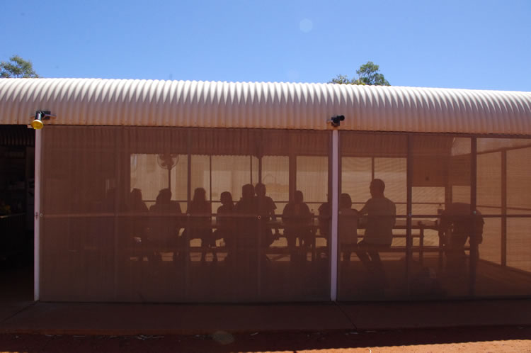 キャンプ場の食事テント